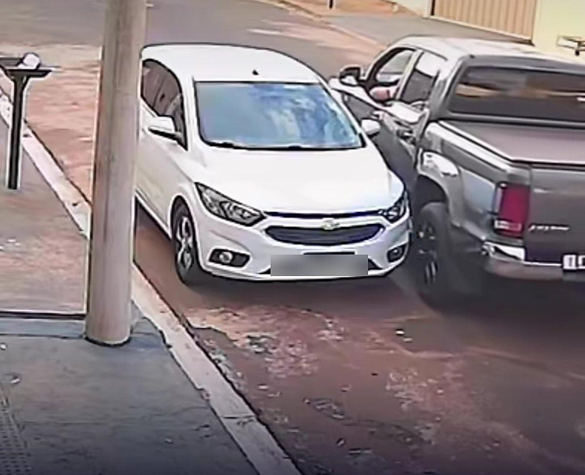Vídeo - Homem destrói carro estacionado com caminhonete após briga no trânsito
