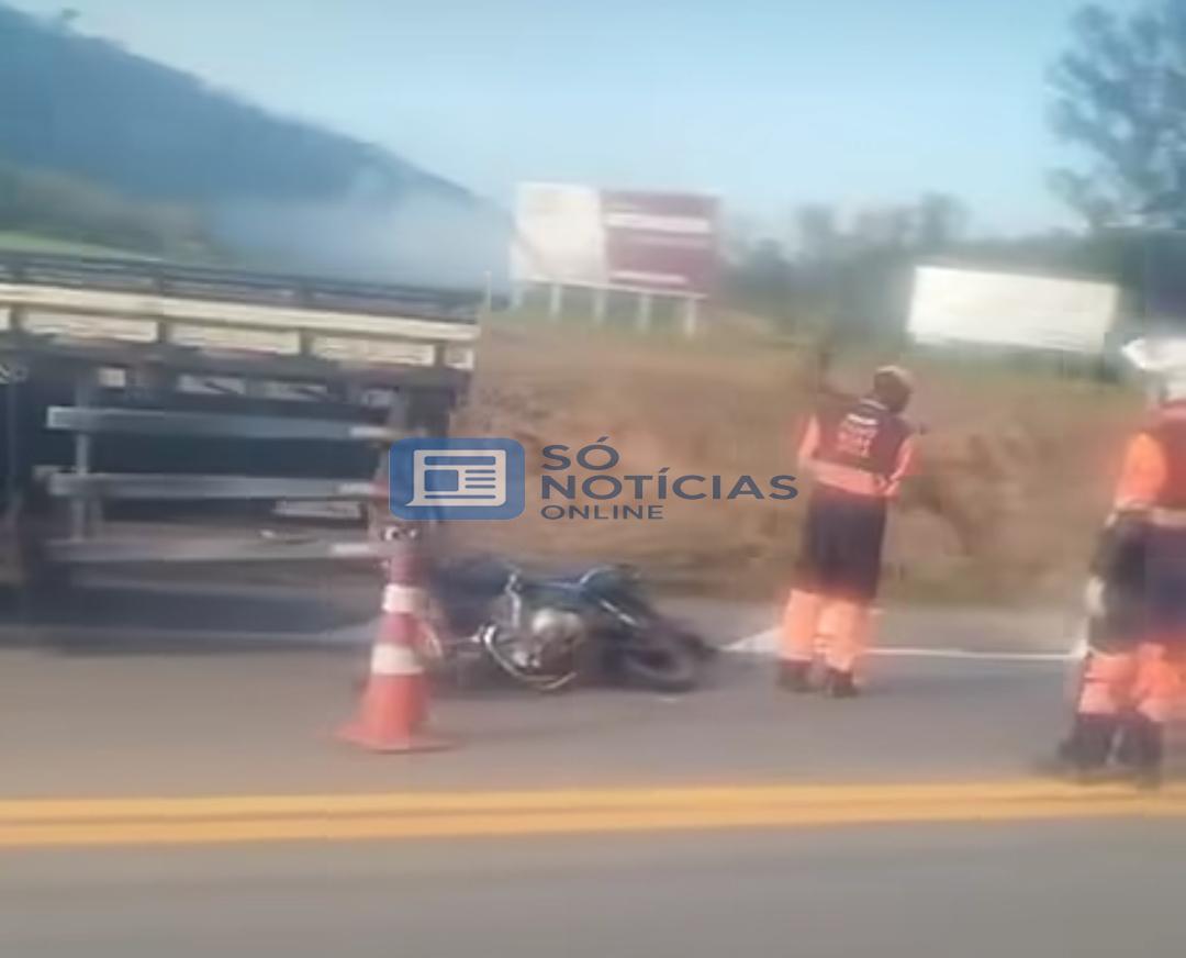 Vídeo: Motociclista morre após colidir na traseira de caminhão na BR-381, em João Monlevade