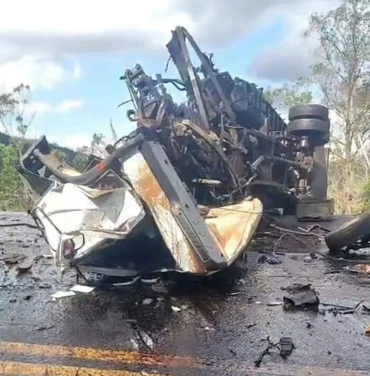 Acidente entre carretas e carro deixa um morto e cinco feridos na BR-381