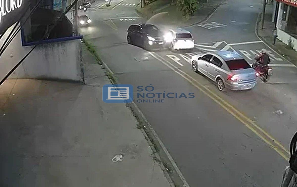 Vídeo: Câmera flagra batida entre dois carros em cruzamento no Major Lage de Baixo
