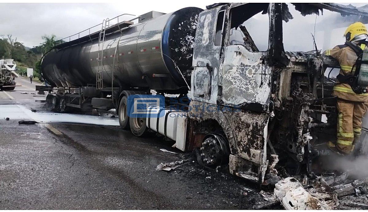 Carreta pega fogo após colisão com betoneira na BR-262 em São Domingos do Prata