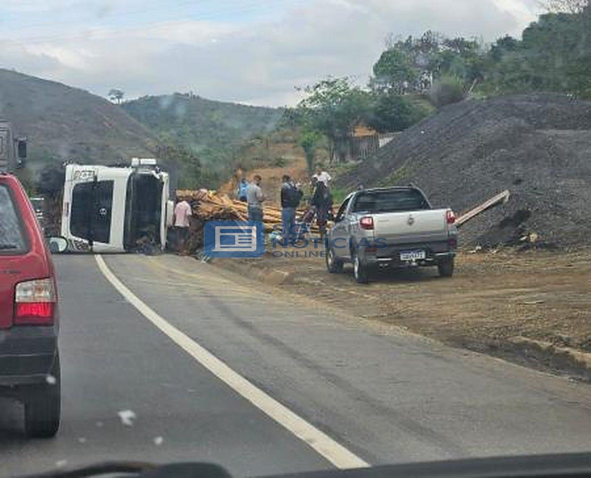 Carreta tomba na BR-381 e deixa trânsito lento no Vale do Aço nesta quarta-feira