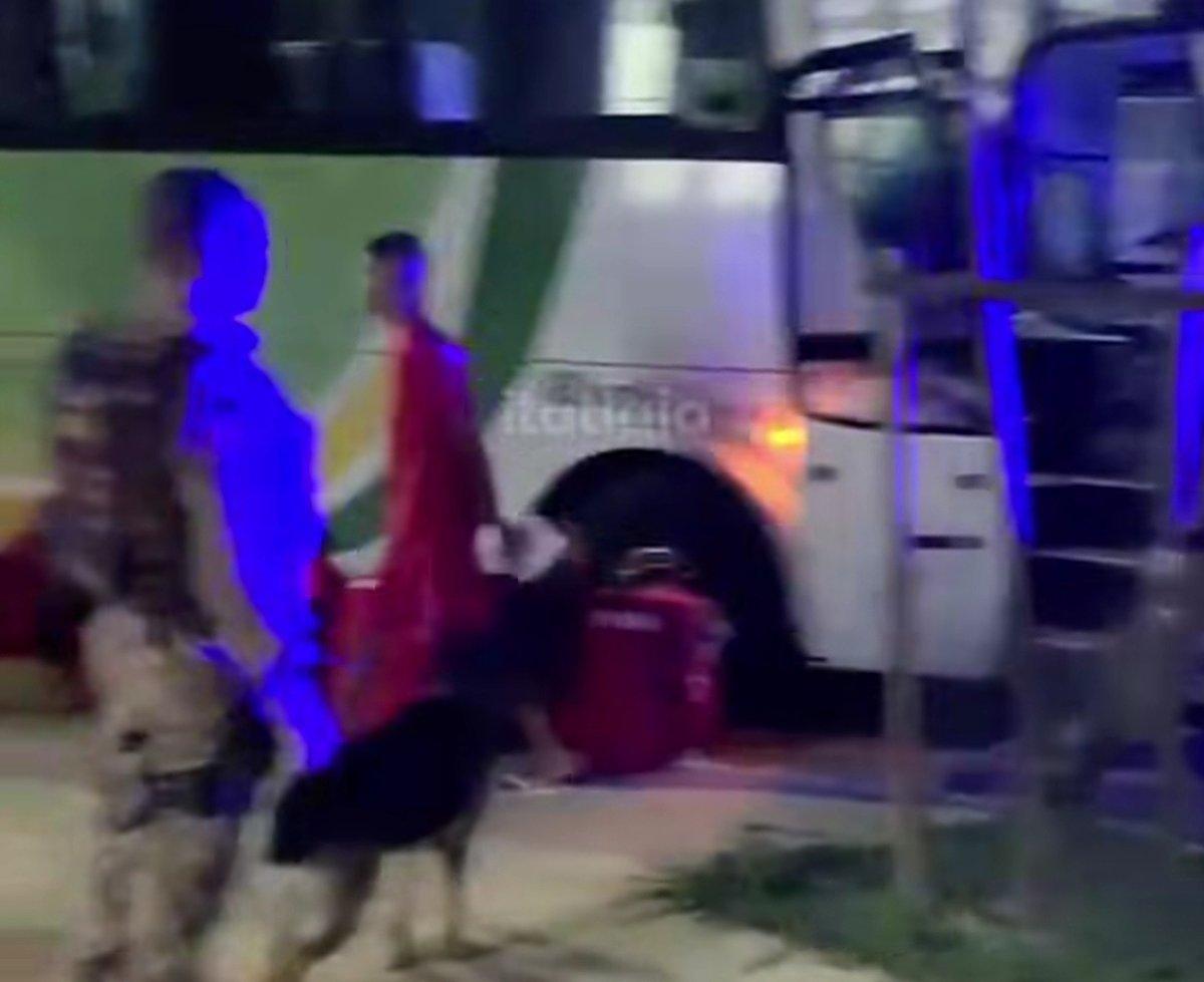 Detento é baleado dentro de ônibus que levava presos em Contagem