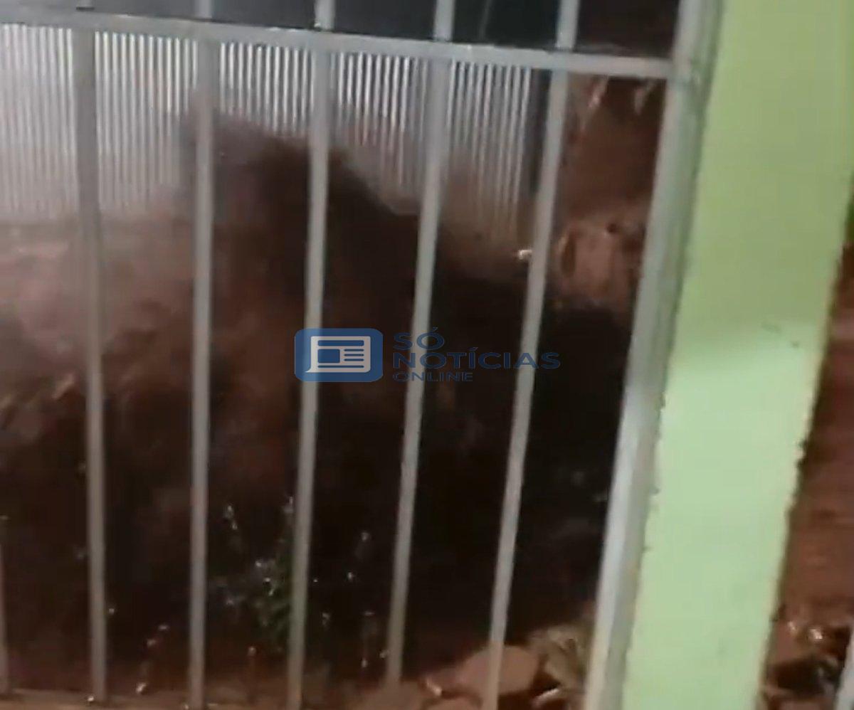 Enxurrada danifica ruas de Rio Piracicaba nesta segunda-feira (14)