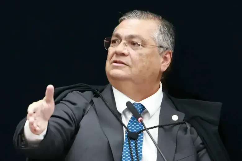 Flávio Dino manda reintegrar diretor-geral da PF após decisão de André Mendonça