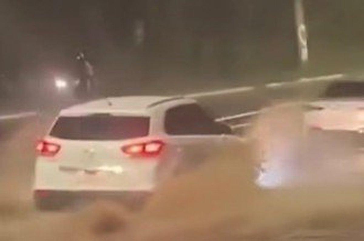 Forte granizo alaga MG-030 e deixa carros ilhados em Nova Lima