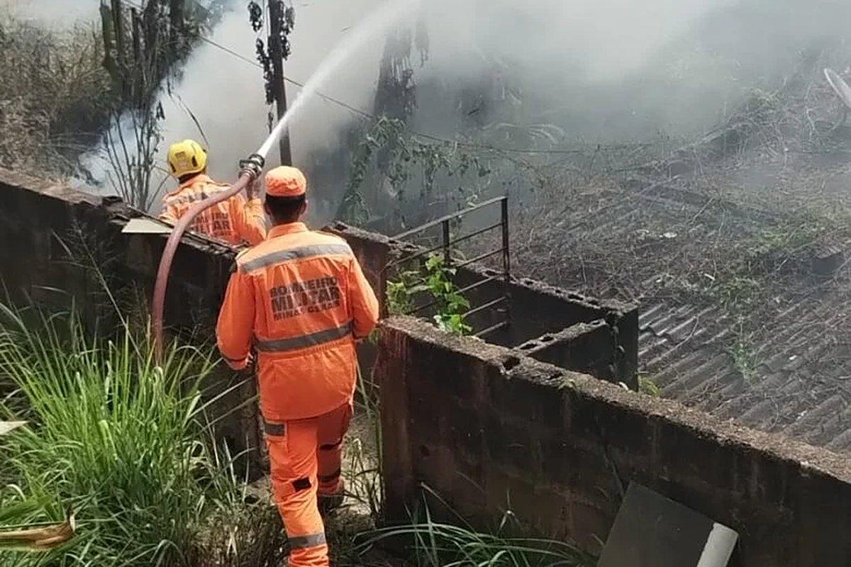 Incêndio em lote mobiliza Corpo de Bombeiros em João Monlevade nesta terça-feira