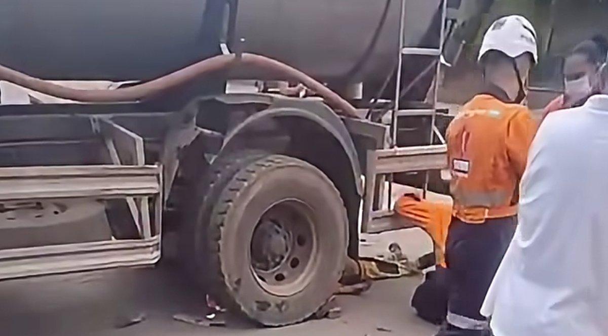 Jovem de 19 anos fica ferido em acidente entre moto e caminhão em João Monlevade