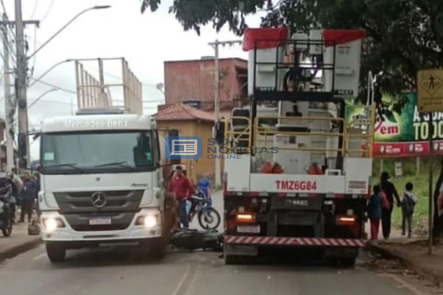 Motociclista cai sob caminhão durante tentativa de ultrapassagem em Itabira