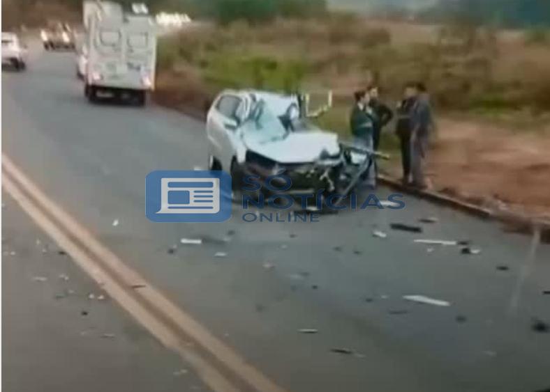 Vídeo - Acidente deixa carro destruído na MG-434 próximo à entrada de Ipoema