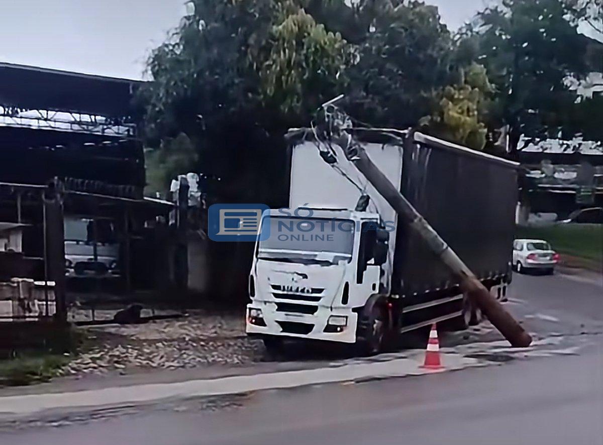 Vídeo - Caminhão desce morro, atinge poste e arrasta fiação no bairro Belmonte, em João Monlevade