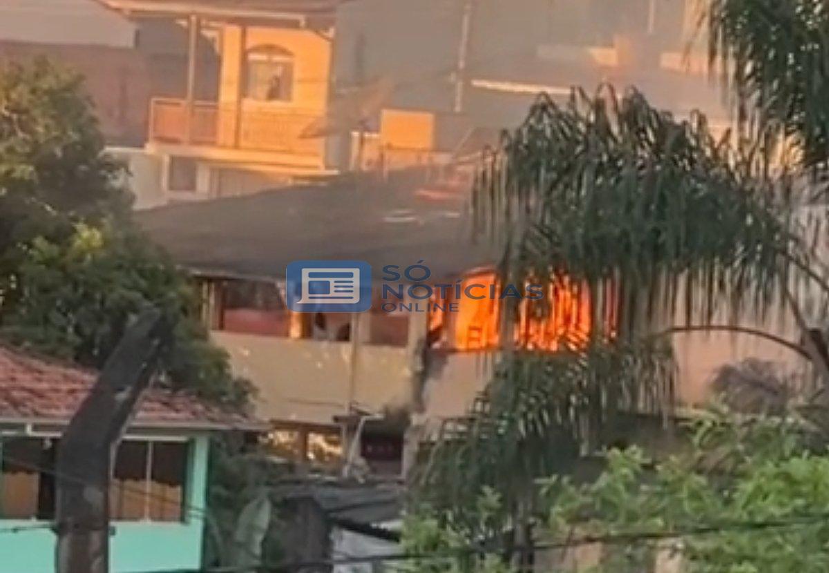 Vídeo - Incêndio atinge residência no Gabiroba em Itabira; ninguém se fere