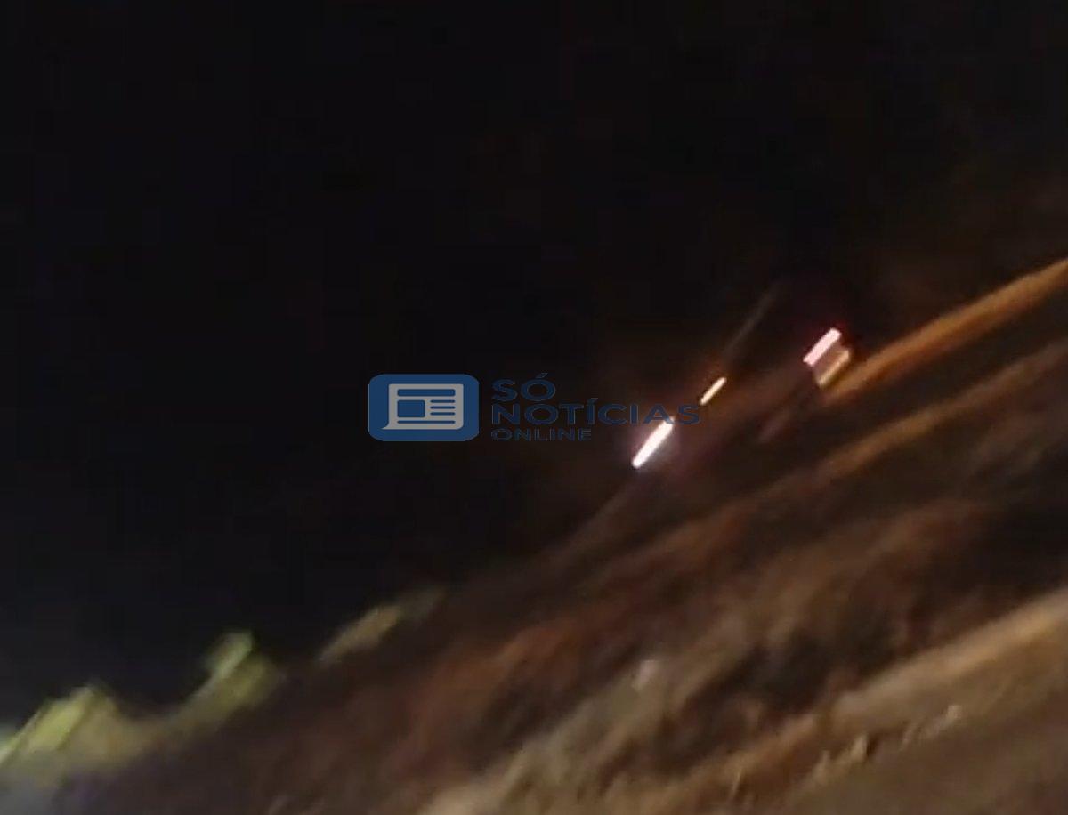 Vídeo - Mercedes atinge poste em acidente no trevo do Itabiruçu em Itabira