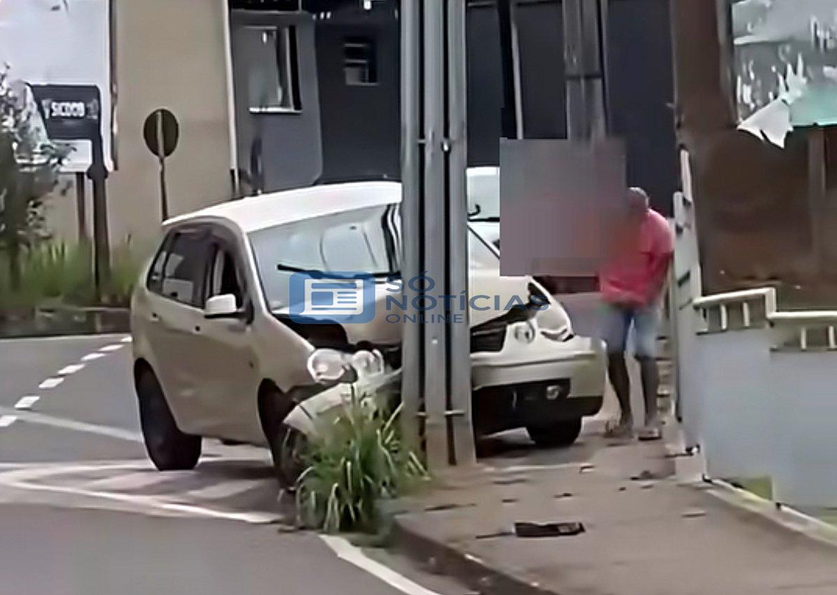 Vídeo: Motorista perde controle e bate carro contra poste em avenida de Itabira