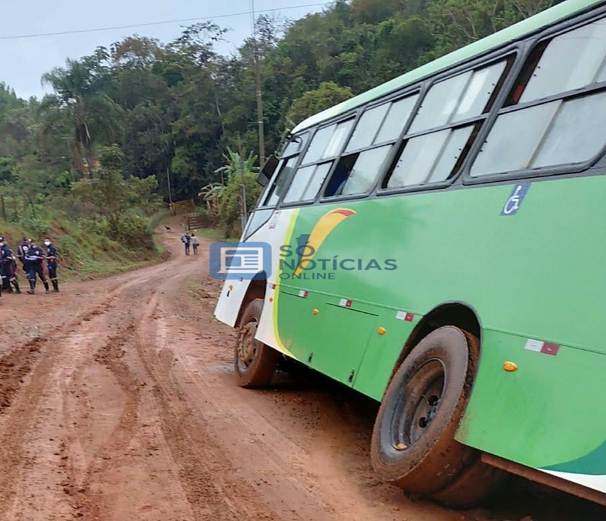 Vídeo - Ônibus derrapa em estrada rural, sai da pista e deixa passageiros feridos em Itabira