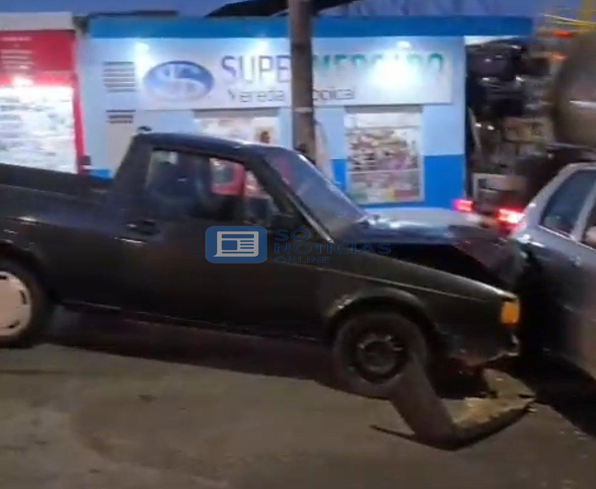 Vídeo - Saveiro e Palio se envolvem em acidente no bairro Bethânia, em Itabira