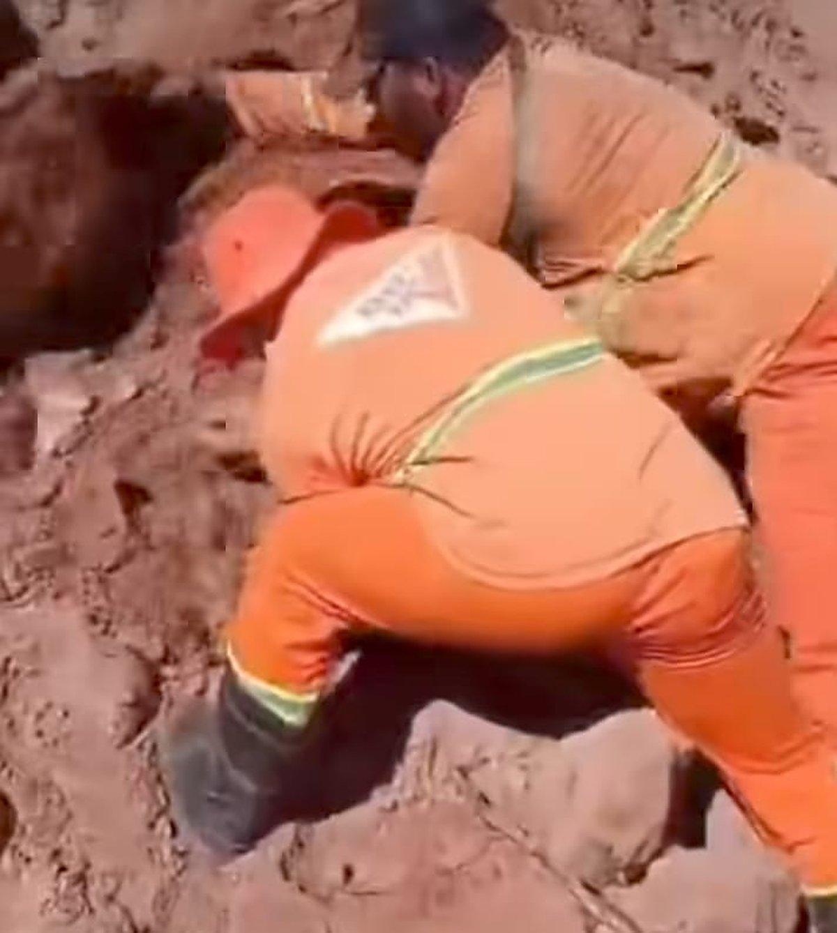 Vídeo - Trabalhador é soterrado durante obra na MG-414 e salvo por colegas