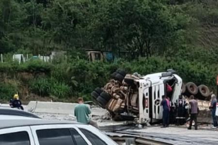 Acidente na LMG-800: motorista morre após caminhão com cimento tombar em Pedro Leopoldo 