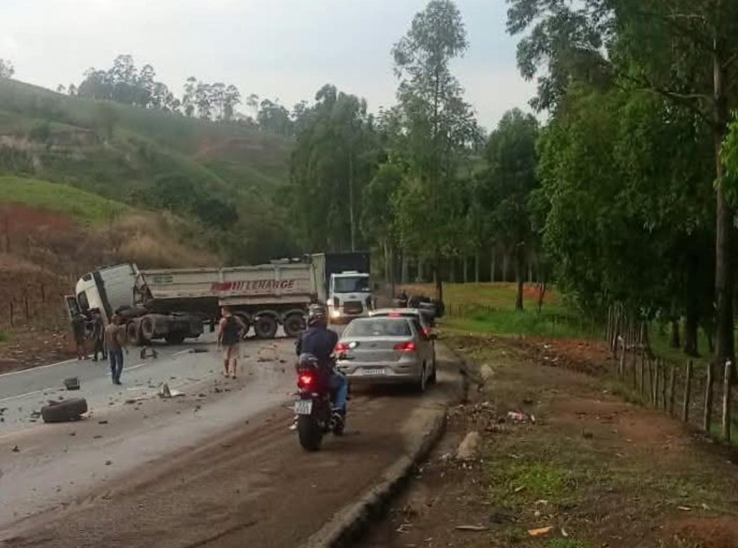 Batida frontal entre caminhonete e carreta deixa uma pessoa morta na BR-381 em Monlevade