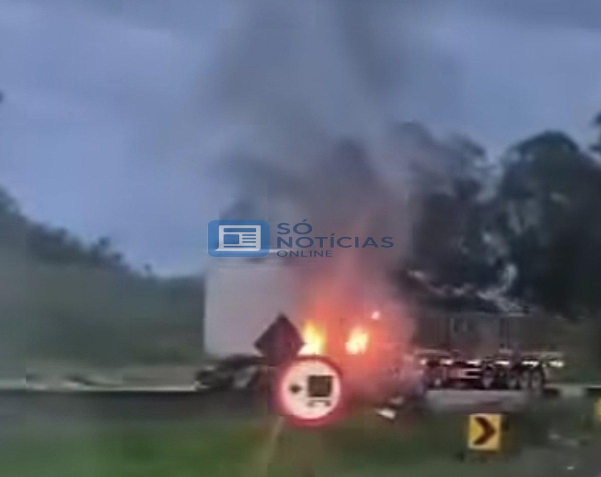 BR-381: carreta pega fogo na Fernão Dias, em Igarapé, e trânsito tem 7 km de lentidão. Veja o vídeo 