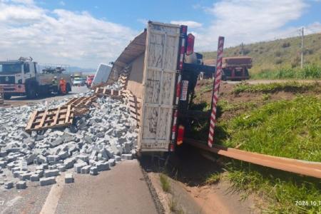 Caminhão carregado com pré-moldados tomba e interdita a BR-040 em Contagem, na Grande BH