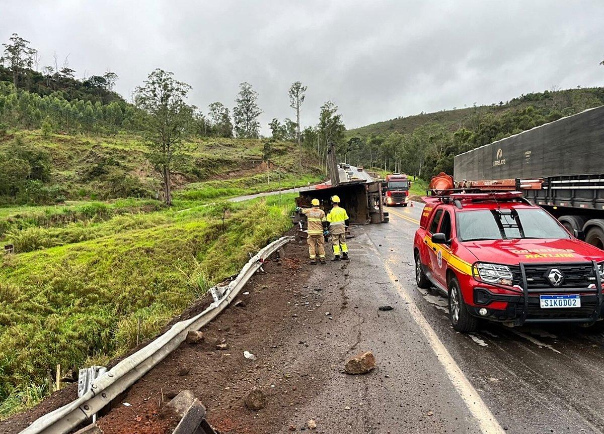 Carreta tomba na BR-381 em Bela Vista de Minas, e bombeiros resgatam duas pessoas presas às ferragens