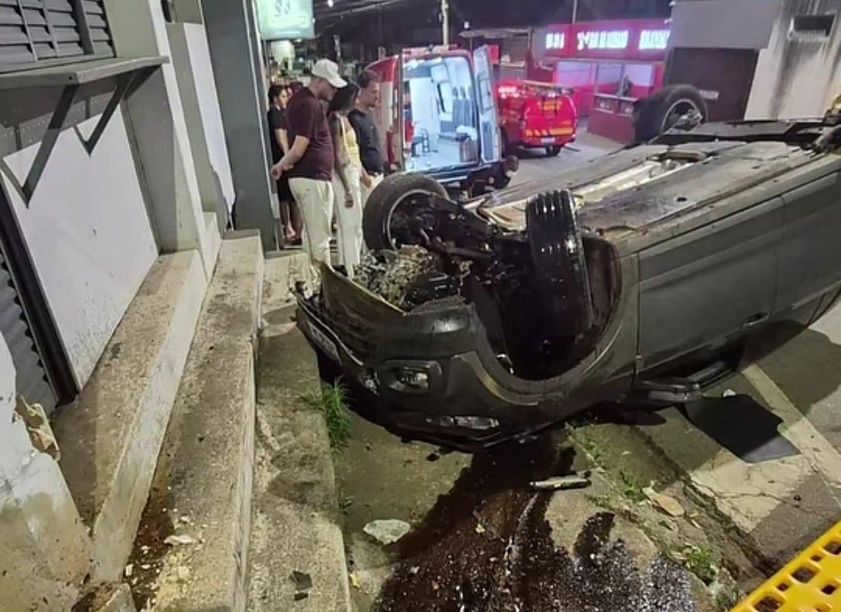 Carro bate em casa, capota de madrugada e deixa duas pessoas feridas na Vila São Joaquim, em Itabira
