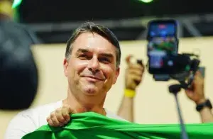 Flávio Bolsonaro desembarca nos EUA, dizem aliados; senador estava proibido de deixar o Brasil