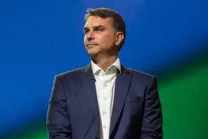 Flávio Bolsonaro diz que PF exigiu seus passaportes um dia após derrota para Lula: 
