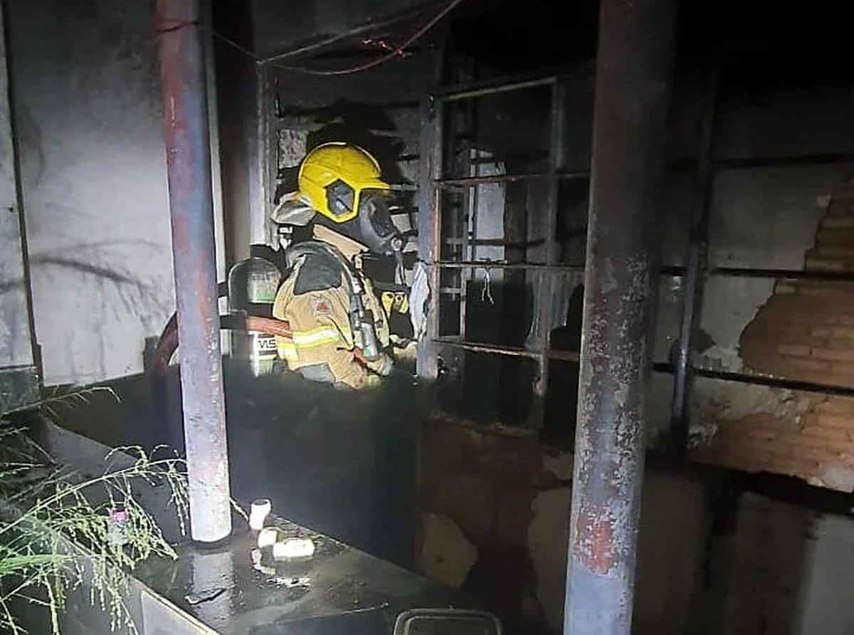 Fogo destrói parte do telhado de casa vazia em Itabira; bombeiros gastam mil litros de água