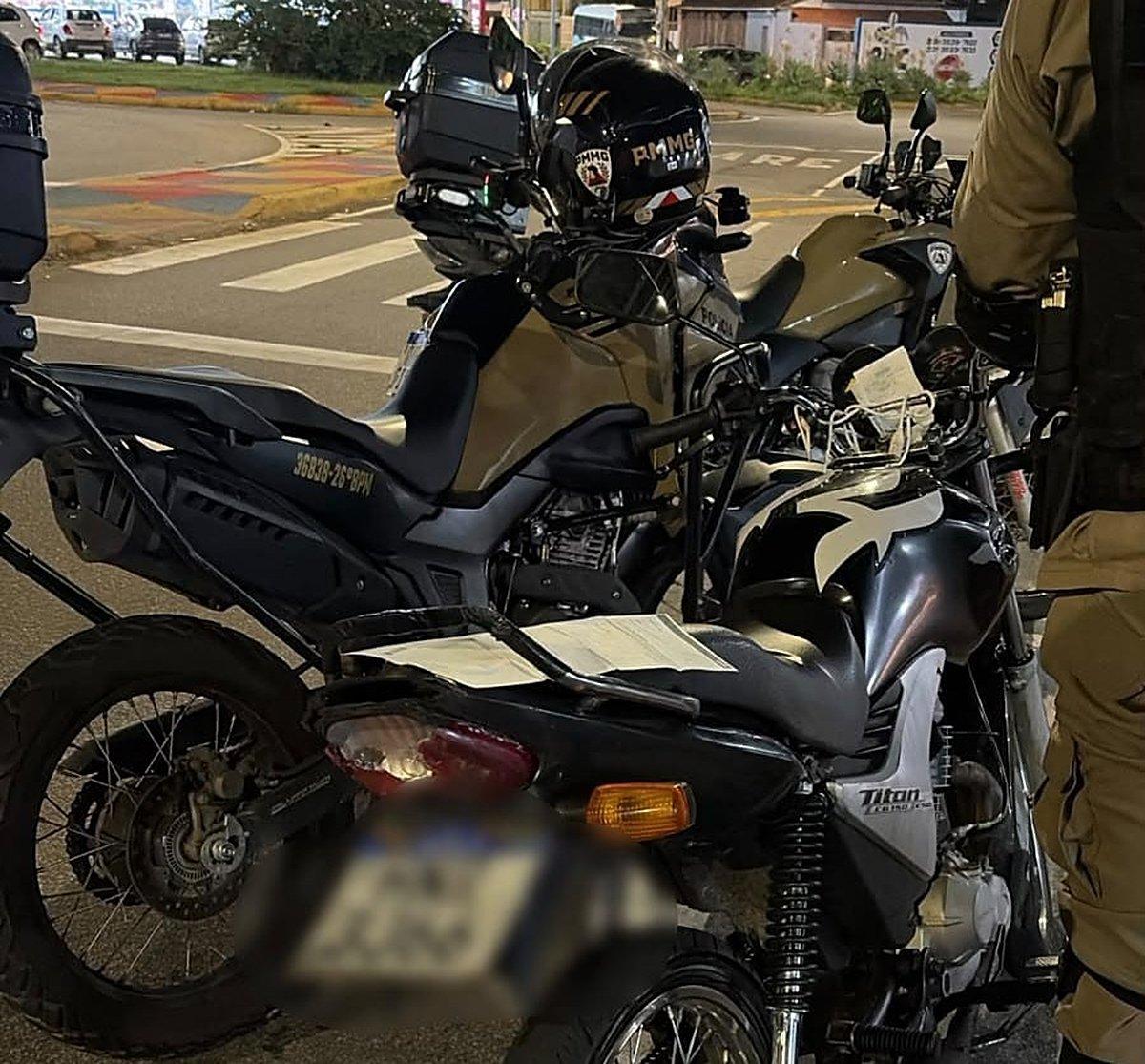 Itabira: jovem muda de direção ao ver a PM e é preso com moto de motor suspeito de adulteração