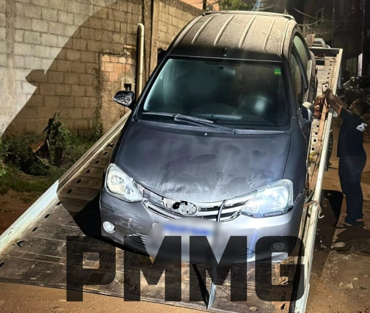 Itabira: PM recupera Etios roubado em BH; câmeras flagram suspeito deixando o carro 