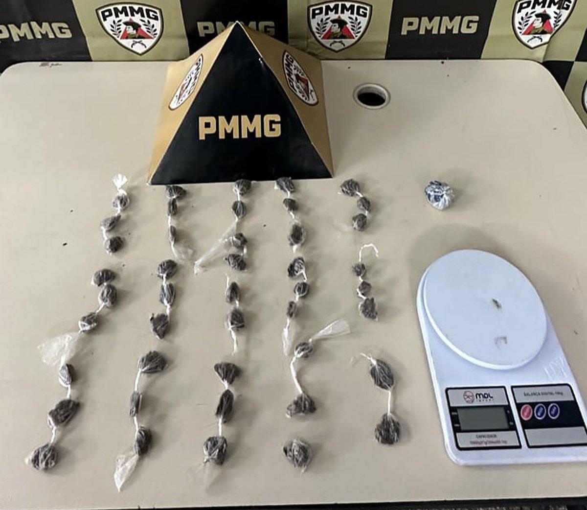 João Monlevade: adolescente foge da PM, descarta droga e polícia acha 44 buchas de maconha em casa