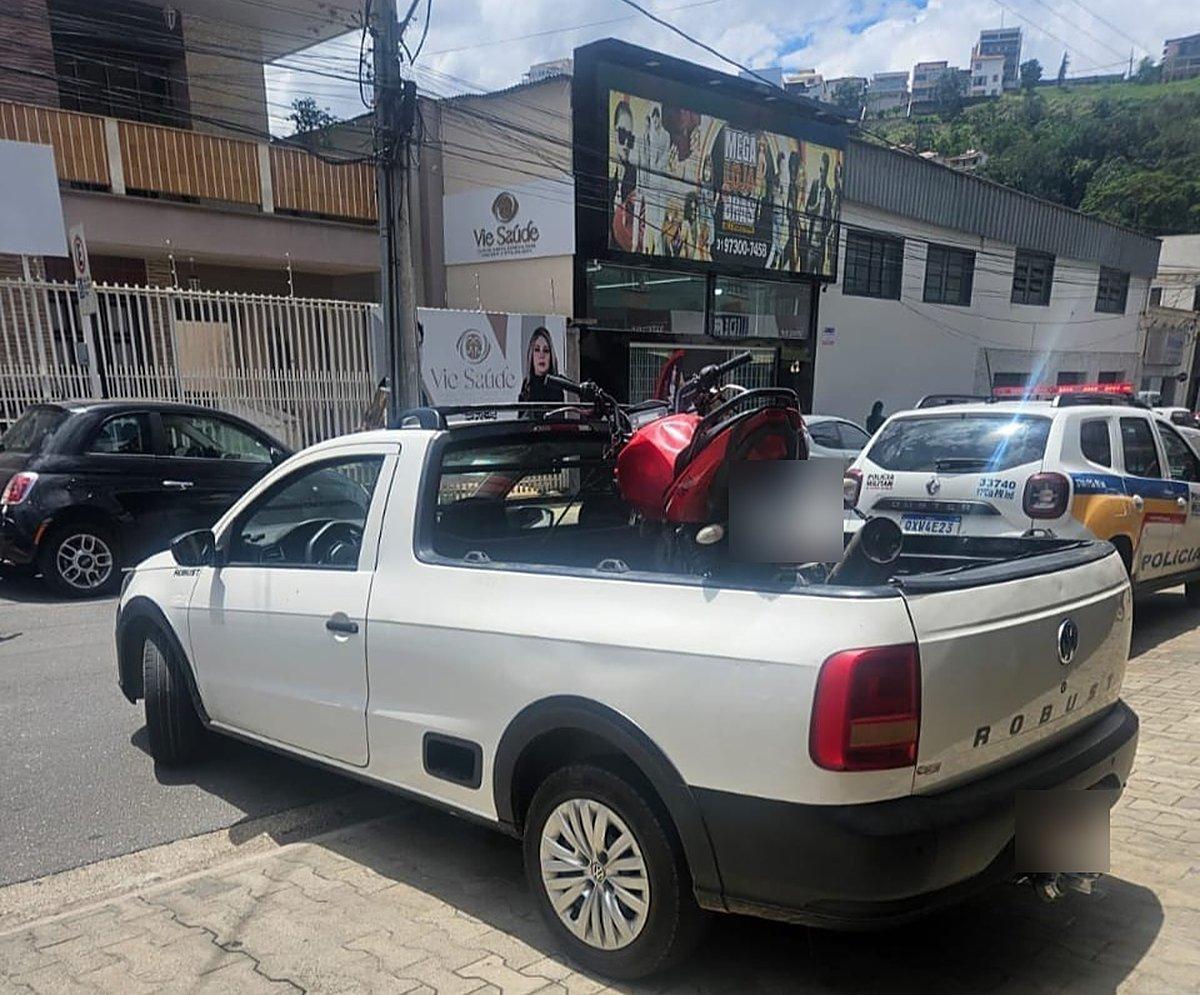João Monlevade: câmeras flagram jovem empinando moto antes de acidente em Carneirinhos