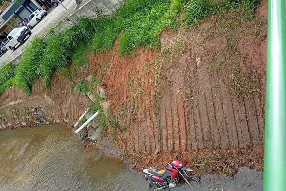 Moto aparece dentro do Rio Girau em Santa Maria de Itabira, e condutor não estava no local