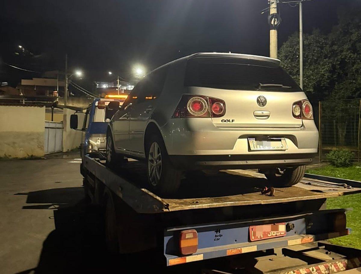 Arrancada com pneus cantando termina em perseguição e prisão de motorista de Golf em Nova Era