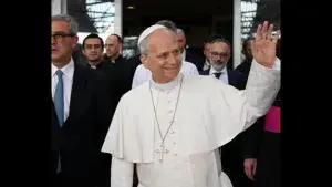 Papa Leão XIV recebe alta 4 dias após cirurgia para tratar câncer no pulmão