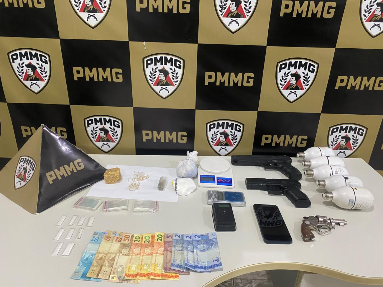 Revólver, crack e câmeras: PM prende homem em São Domingos do Prata durante mandado judicial