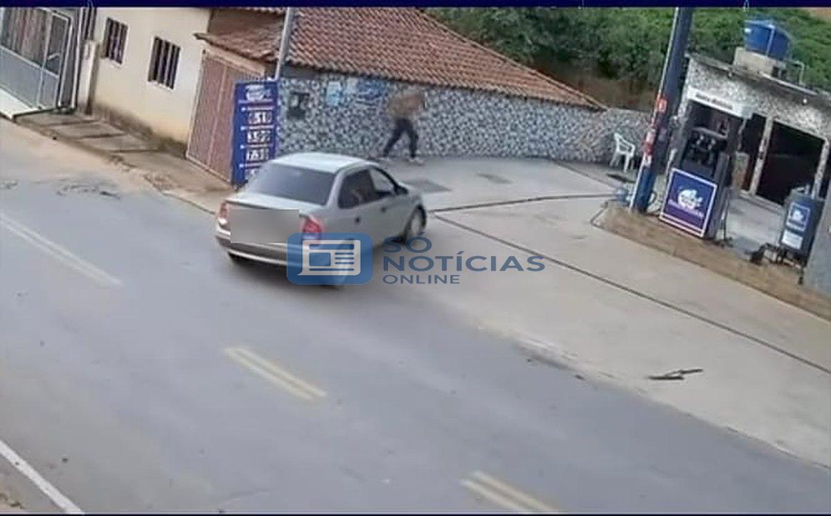 Santana do Manhuaçu: vídeo mostra homem sendo prensado contra muro por carro em posto 