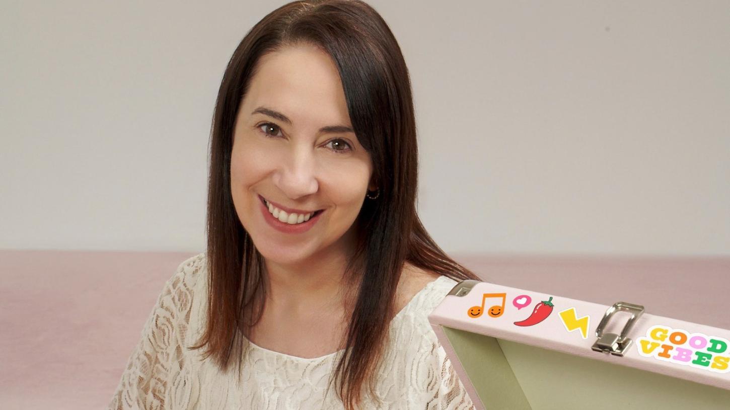 Só 200 senhas: Paula Pimenta lança livro e dá autógrafos no último dia do Flitabira, em Itabira