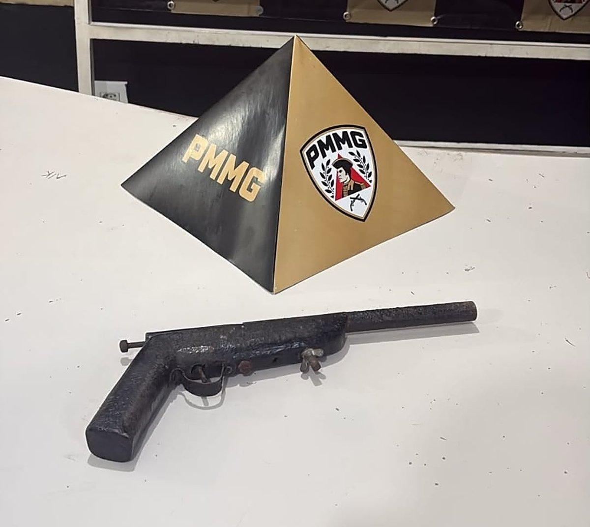 Tentou fugir da PM e acabou preso: jovem escondia arma artesanal em bolsa dentro de casa no Eldorado