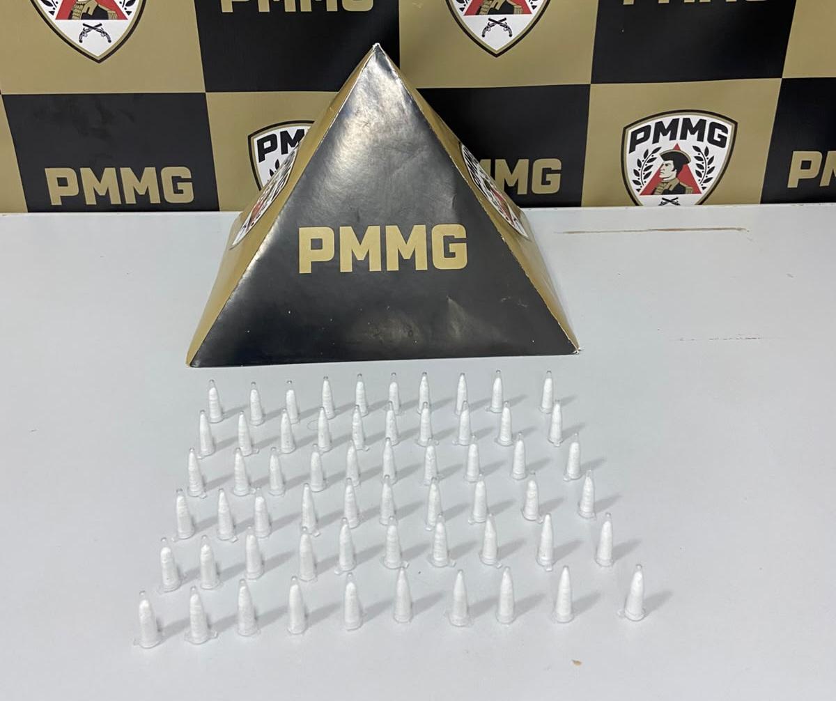 Tráfico em Itabira: adolescente tenta fugir da PM e é apreendido com 60 pinos de cocaína