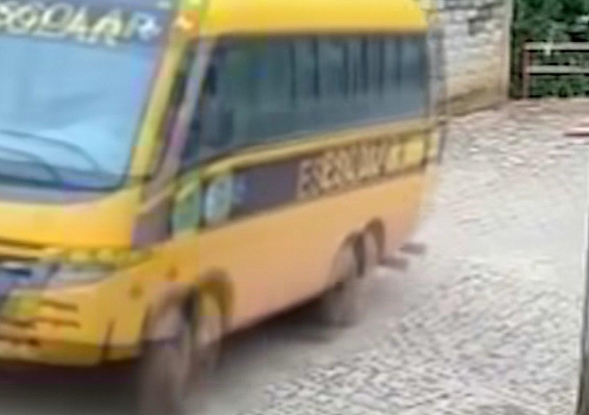 Vídeo mostra ônibus escolar despencando em rio após perder força em subida em Minas