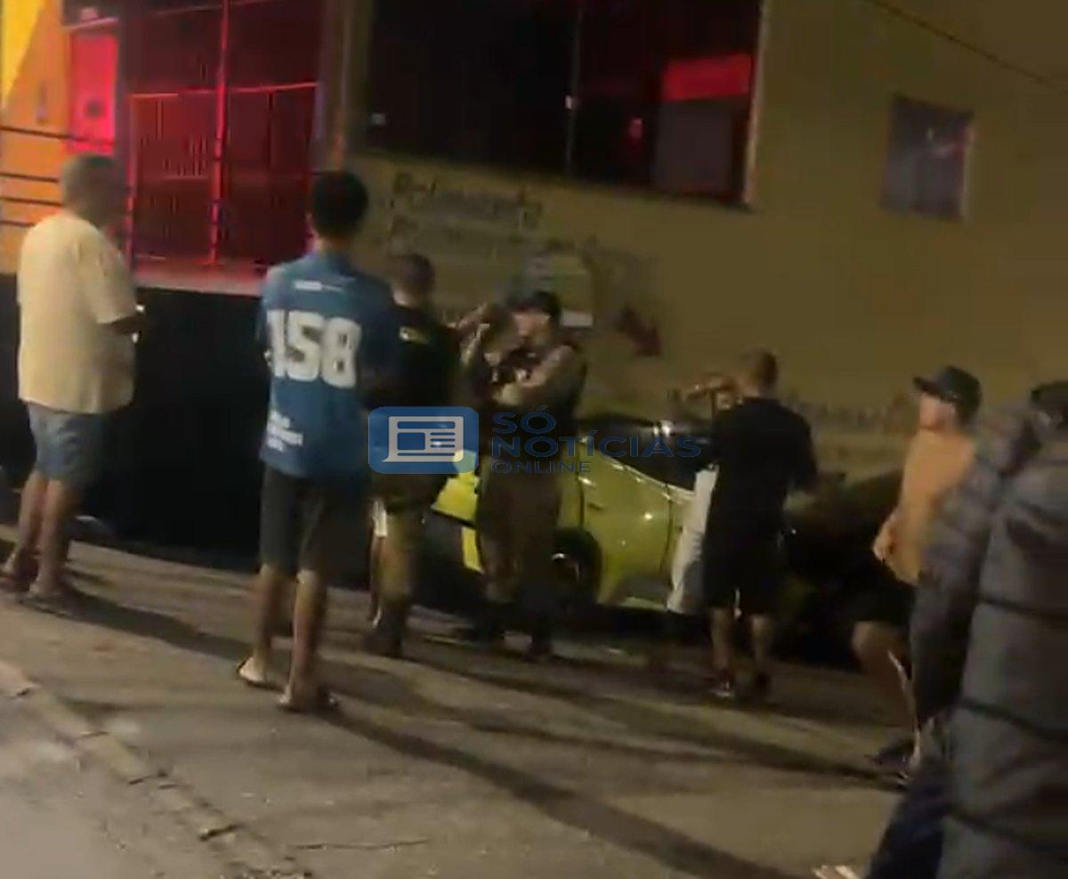 Vídeo - Mulher sem habilitação bate em árvore e atinge dois carros em Itabira