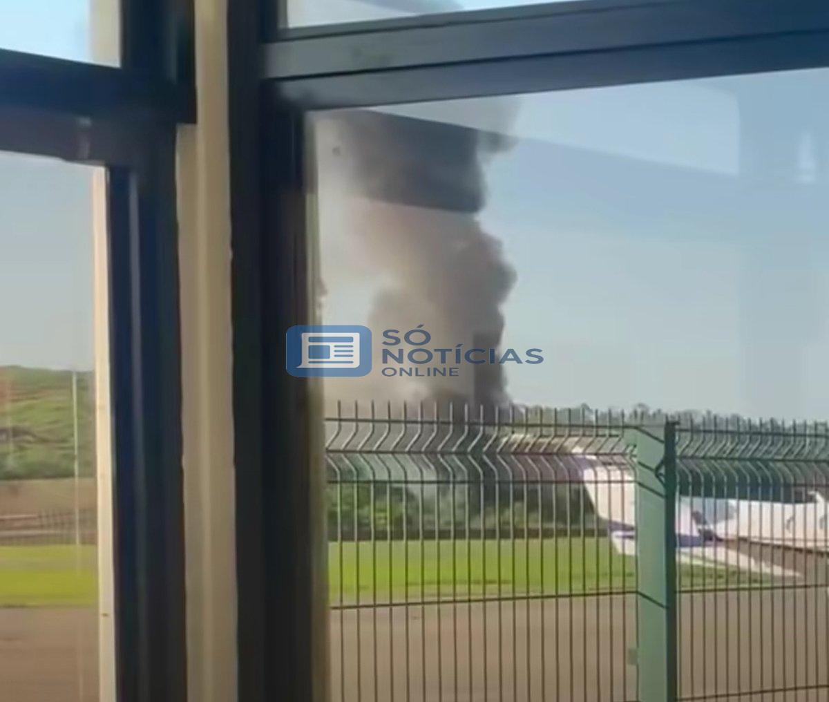 Vídeo - Três policiais militares morrem após queda de avião da PM perto do Aeroporto de Ipatinga