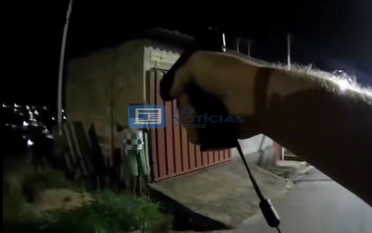 Violência doméstica em Itabira: vídeo mostra PM contendo homem armado com faca após ameaça 
