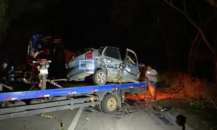 Policial penal morre em acidente com carro, moto e carreta na BR-116; duas pessoas ficam feridas