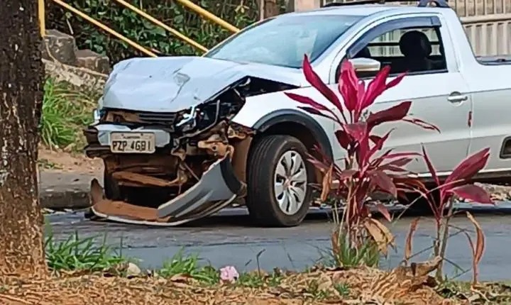 Vídeo - Acidente Itabira: motorista dorme ao volante e bate em carro na Avenida das Rosas