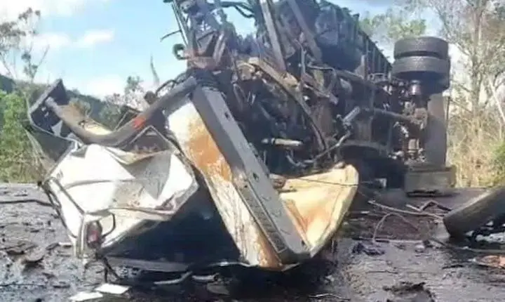 Acidente entre carretas e carro deixa um morto e cinco feridos na BR-381