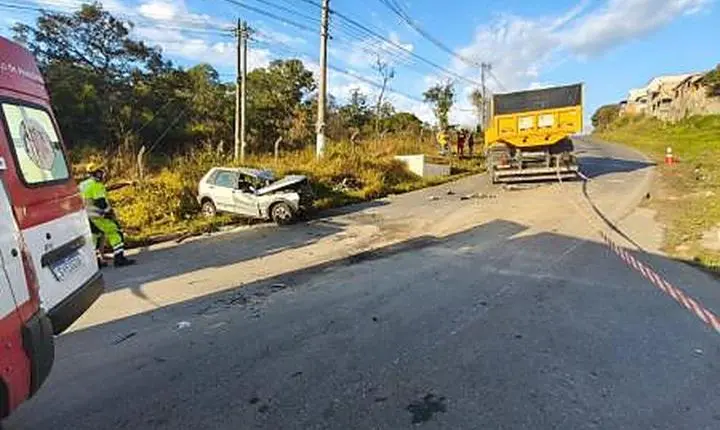 Ferragens, susto e resgate: veja como foi o acidente entre carro e caminhão em Ibirité